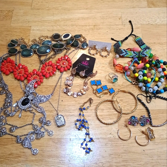COSTUME JEWELRY LOT - Picture 1 of 5